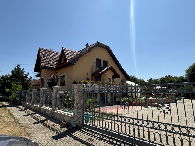 Eladó családi ház, Versegen 79 M Ft, 7 szobás