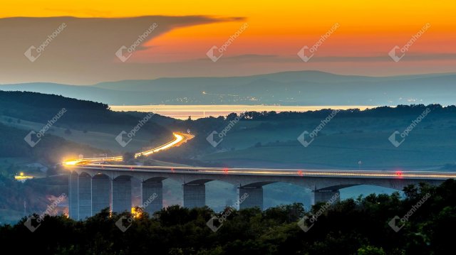 Eladó téglalakás, Balatonföldváron 125 M Ft, 4 szobás