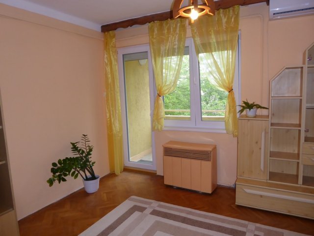 Kiadó téglalakás, albérlet, Pécsett, Miklós utcában, 3 szobás