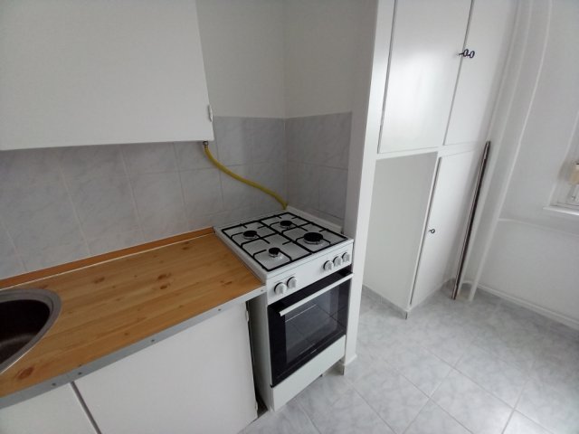 Kiadó panellakás, albérlet, Szolnokon 110 E Ft / hó, 1 szobás