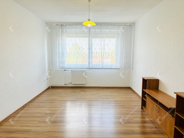 Eladó panellakás, Oroszlányban 28.5 M Ft, 2 szobás