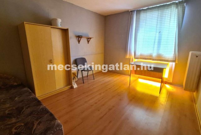 Kiadó panellakás, albérlet, Pécsett 60 E Ft / hó, 1 szobás