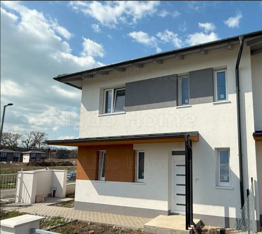 Eladó családi ház, Balatonföldváron 95 M Ft, 10 szobás