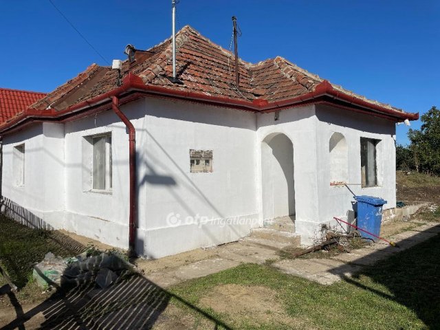 Eladó családi ház, Adácson 7.59 M Ft, 2+1 szobás