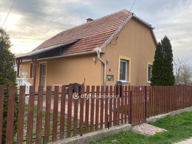 Eladó családi ház, Poroszlón 28.5 M Ft, 2 szobás