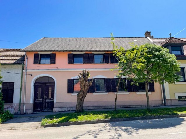 Eladó családi ház, Tatán 119 M Ft, 5 szobás