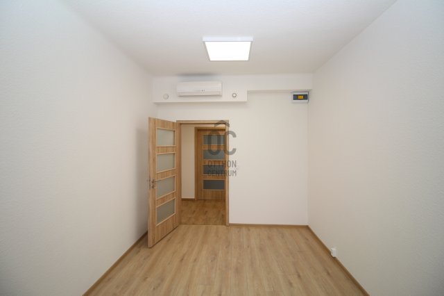 Kiadó iroda, Budapesten, XV. kerületben 68 E Ft / hó