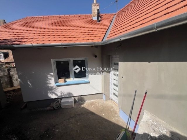 Eladó családi ház, Pécsett 81.9 M Ft, 3 szobás