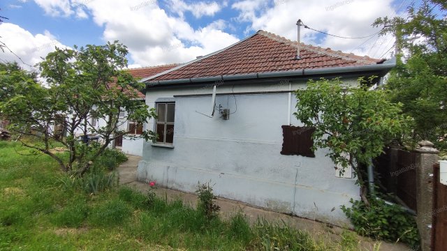 Eladó családi ház, Nyírcsaholyon 12 M Ft, 2 szobás