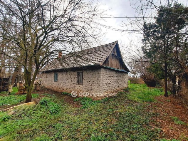 Eladó családi ház, Szolnokon 25 M Ft, 3 szobás