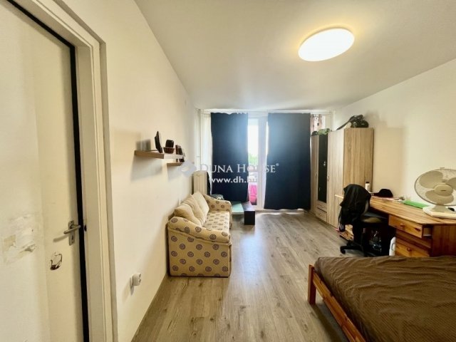 Eladó panellakás, Pécsett 55 M Ft, 3 szobás