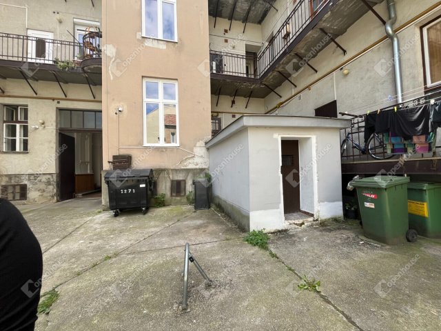 Eladó téglalakás, Szombathelyen 32 M Ft, 6 szobás