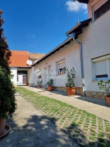 Eladó családi ház, Pécsett 250 M Ft, 12 szobás
