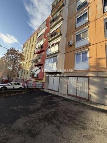 Eladó panellakás, Pécsett 38.9 M Ft, 3 szobás