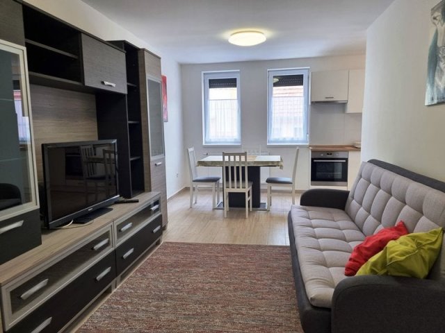 Kiadó téglalakás, albérlet, Pécsett 300 E Ft / hó, 3 szobás
