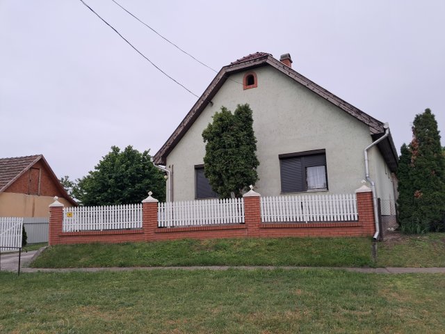Eladó családi ház, Tiszaföldváron 50 M Ft, 2 szobás