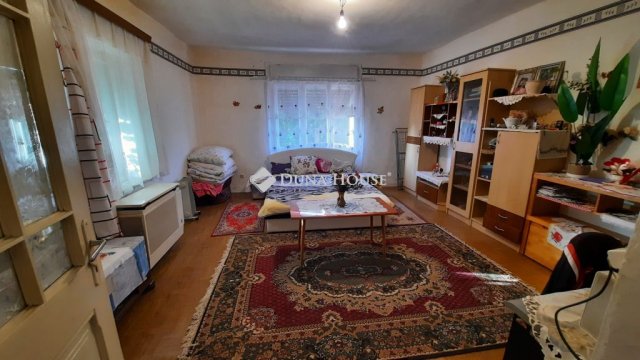Eladó családi ház, Jászladányon 8 M Ft, 2 szobás