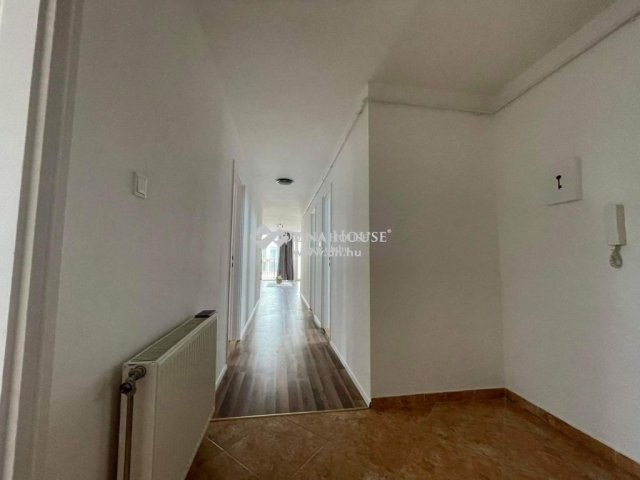 Eladó téglalakás, Szegeden 64 M Ft, 3 szobás
