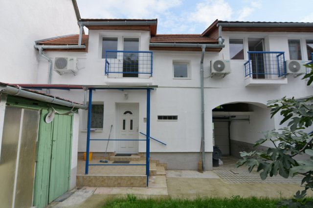 Eladó családi ház, Kecskeméten 80 M Ft, 8 szobás