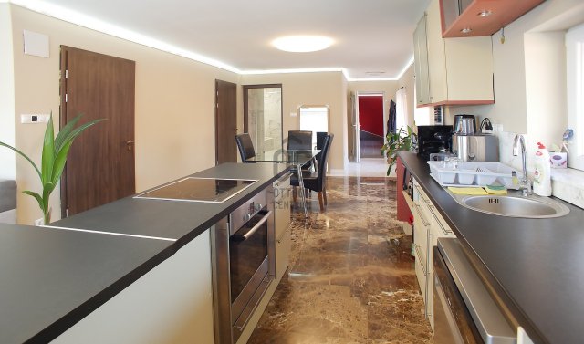 Eladó családi ház, Pilisborosjenőn 280 M Ft, 12 szobás