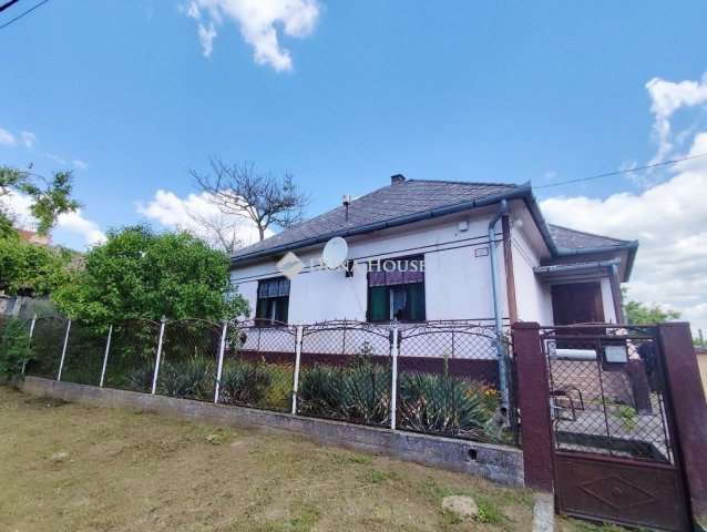 Eladó családi ház, Tóalmáson 30 M Ft, 3 szobás