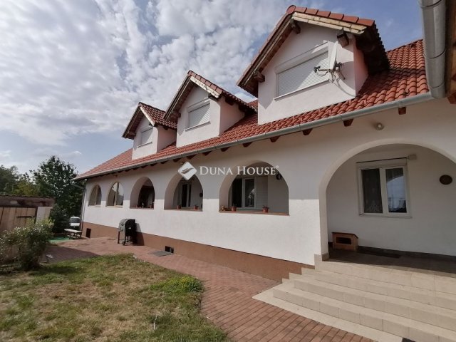 Eladó családi ház, Nagyvenyimen 149 M Ft, 8 szobás