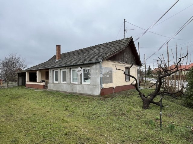 Eladó családi ház, Tápiószentmártonon 22.8 M Ft, 1 szobás