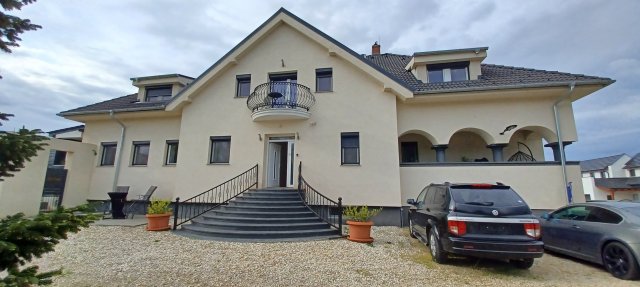 Eladó családi ház, Fertőszentmiklóson 350 M Ft, 11 szobás