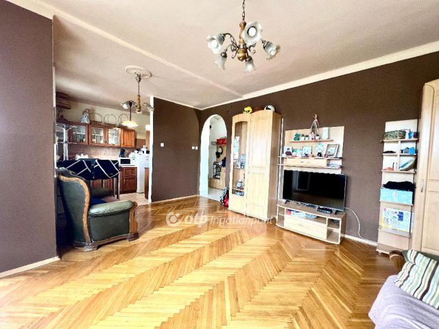 Eladó téglalakás, Győrött 49.99 M Ft, 3 szobás