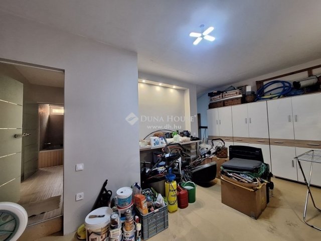 Eladó családi ház, Szadán 265 M Ft, 6 szobás