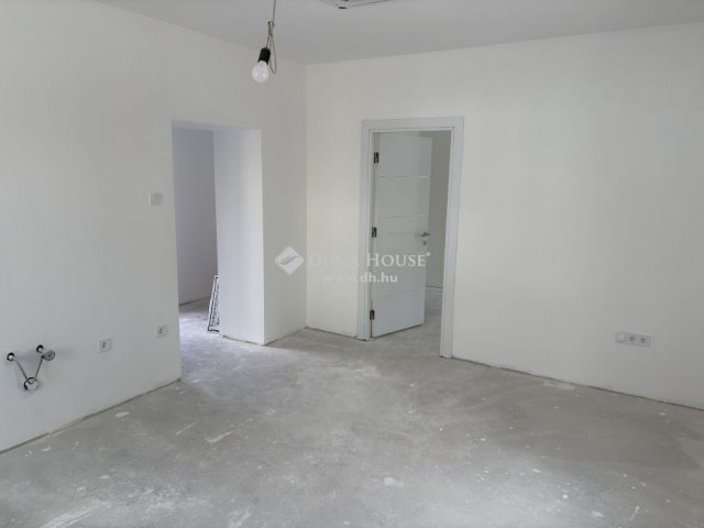 Eladó téglalakás, Esztergomban 44 M Ft, 2 szobás