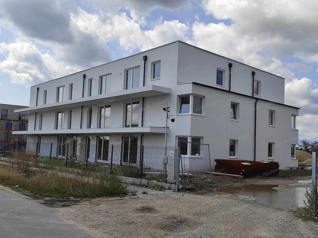 Eladó téglalakás, Győrött 42.033 M Ft, 3 szobás