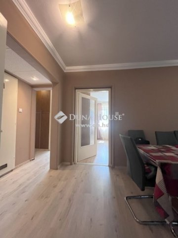Eladó téglalakás, Szegeden 72 M Ft, 3 szobás