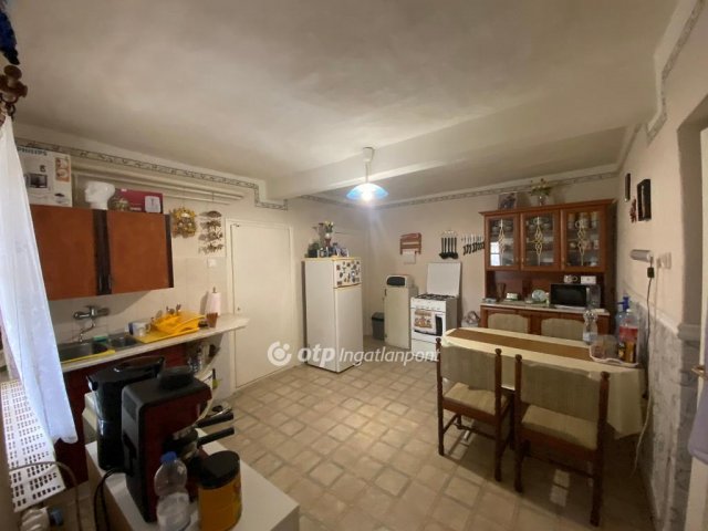 Eladó családi ház, Békésen 12 M Ft, 2 szobás