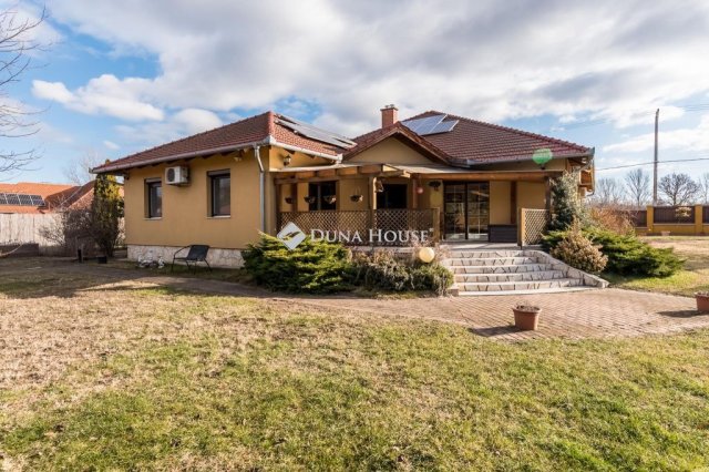 Eladó családi ház, Szadán 180 M Ft, 5 szobás