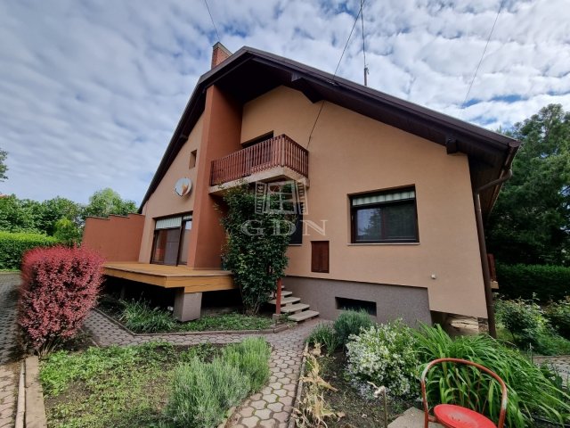 Eladó családi ház, Székesfehérvárott 109.9 M Ft, 5+1 szobás