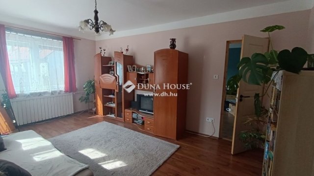 Eladó családi ház, Szentmártonkátán 49.9 M Ft, 7 szobás
