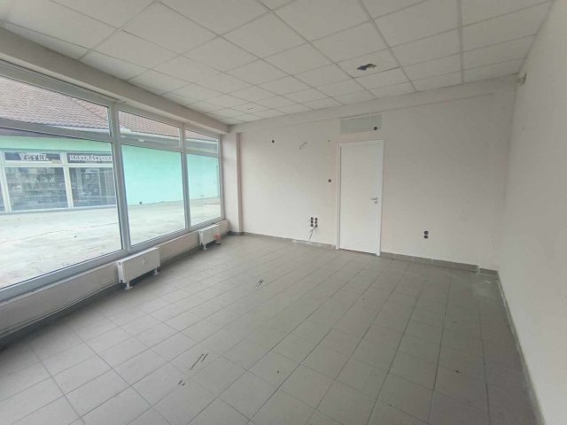 Eladó üzlethelyiség, Komlón, Városház téren 16.9 M Ft