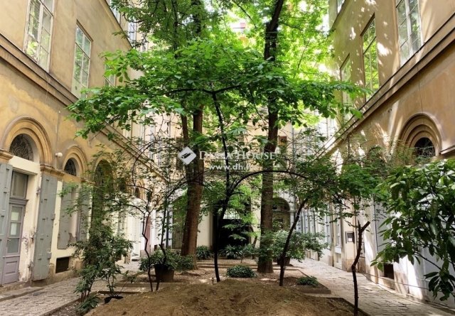 Eladó téglalakás, Budapesten, V. kerületben 109 M Ft, 2 szobás