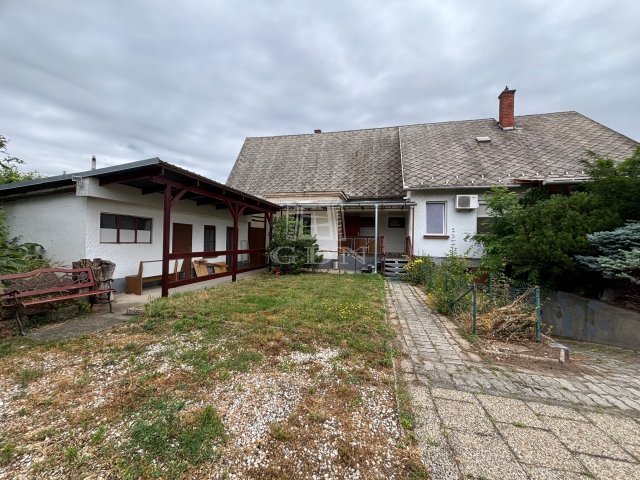 Eladó családi ház, Komáromban 65 M Ft, 5 szobás