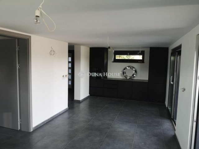 Eladó téglalakás, Balatonalmádiban 95 M Ft, 2 szobás