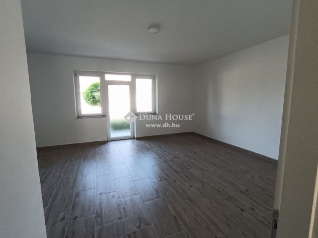 Eladó téglalakás, Cegléden 32.9 M Ft, 1 szobás
