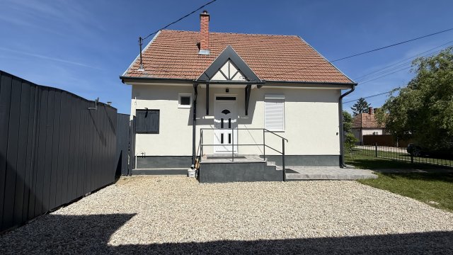 Eladó családi ház, Újkéren 65 M Ft, 4 szobás