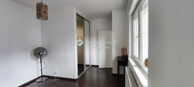 Eladó családi ház, Pécsett 120 M Ft, 4 szobás