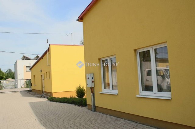 Kiadó ipari ingatlan, Pécsett 2544 E Ft / hó