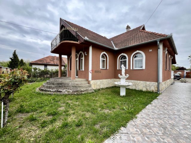 Eladó családi ház, Sárbogárdon 55 M Ft, 5 szobás
