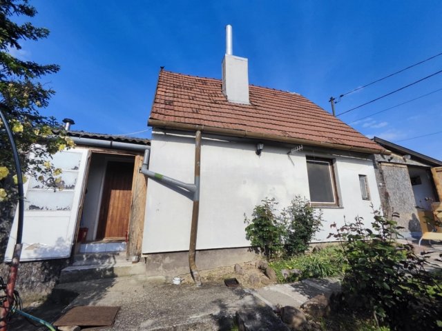 Eladó családi ház, Pécsett 24.9 M Ft, 2 szobás