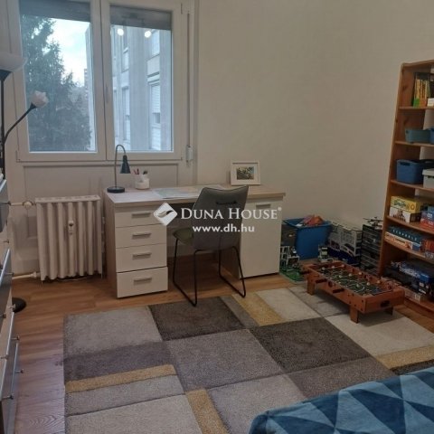 Eladó panellakás, Pécsett 48 M Ft, 4 szobás