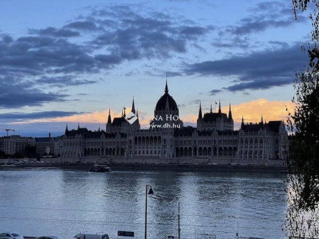 Eladó téglalakás, Budapesten, I. kerületben, Vám utcában