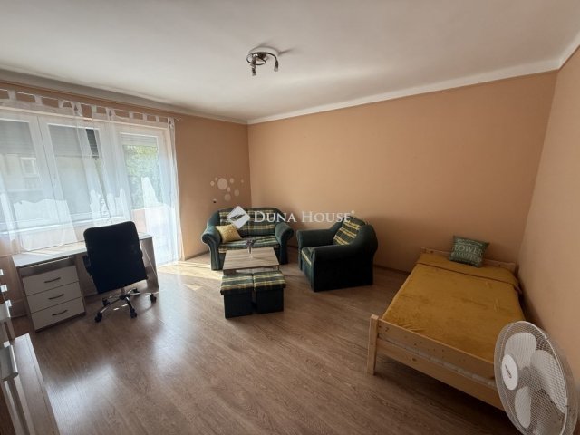 Kiadó téglalakás, albérlet, Pécsett 150 E Ft / hó, 1 szobás